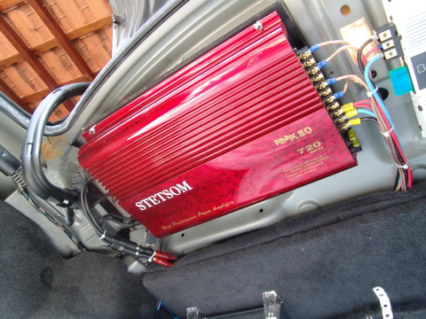 Este amplificador  velho, muito velho, bota uns 10 anos, e ainda funciona bem, muito bem